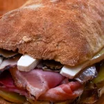 panino con porchetta e scamorza