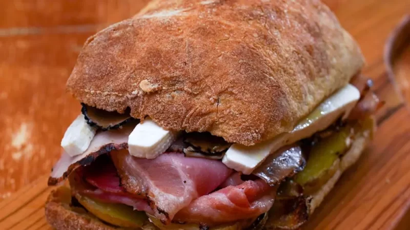 panino con porchetta e scamorza