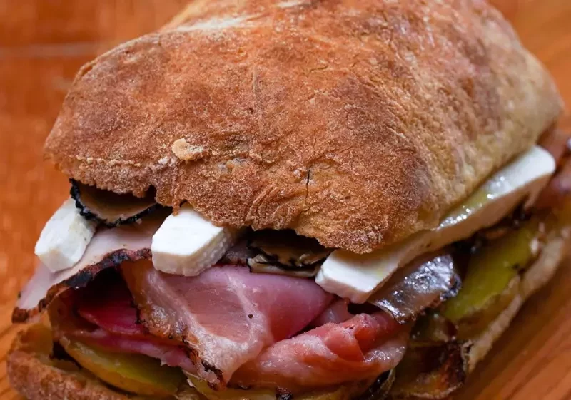 panino con porchetta e scamorza