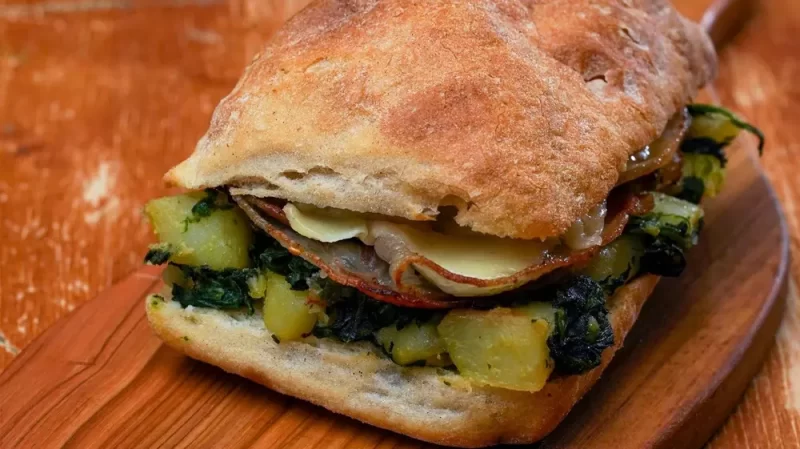 panino ripieno con mortadella, carciofini, rucola e stracchino.