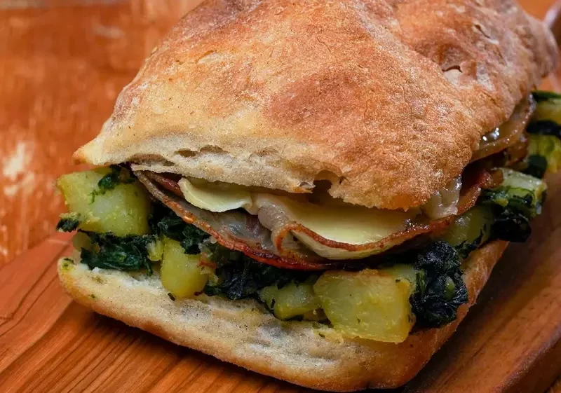 panino ripieno con mortadella, carciofini, rucola e stracchino.